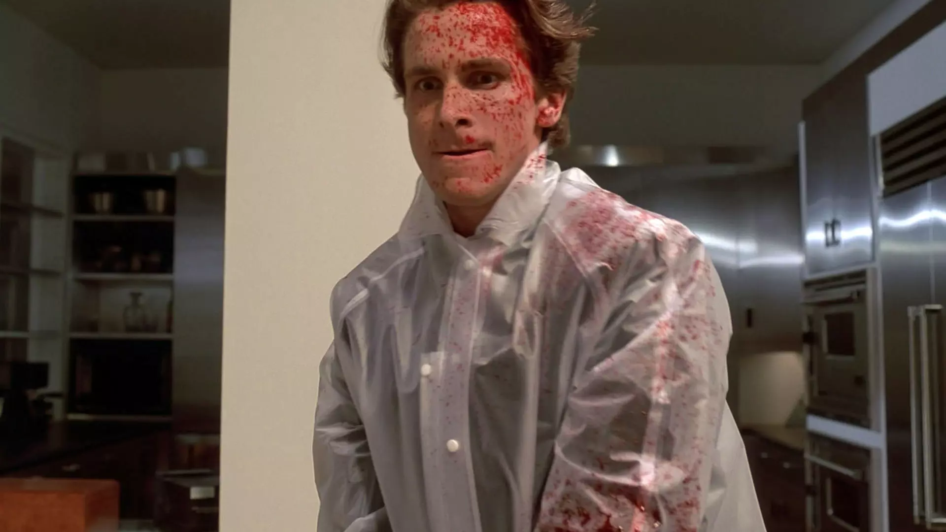 کریستین بیل با صورتی خونین در حال کشتن یک نفر در فیلم American Psycho