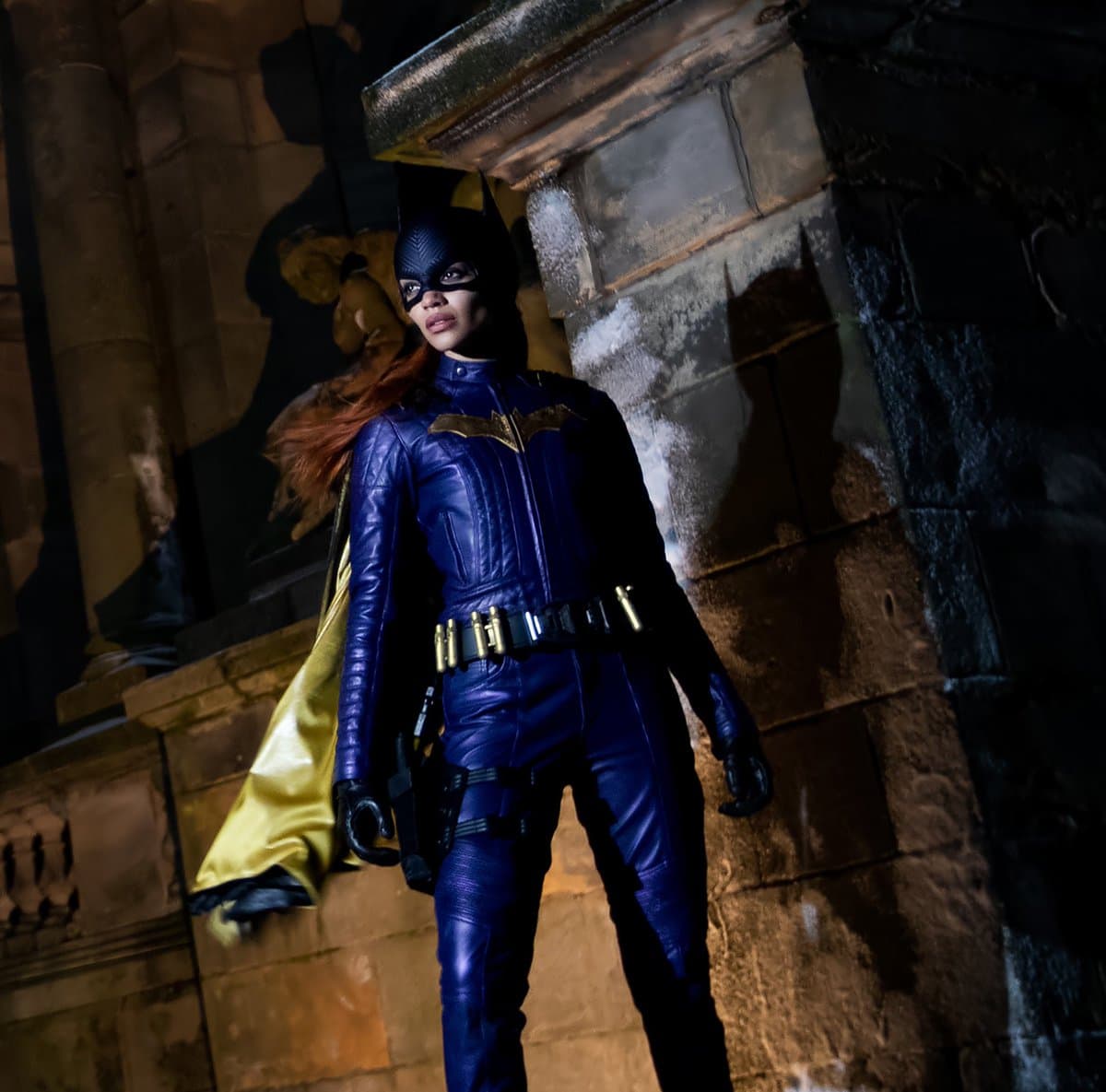 لسلی گریس در نقش بت گرل با لباس کامل در فیلم Batgirl