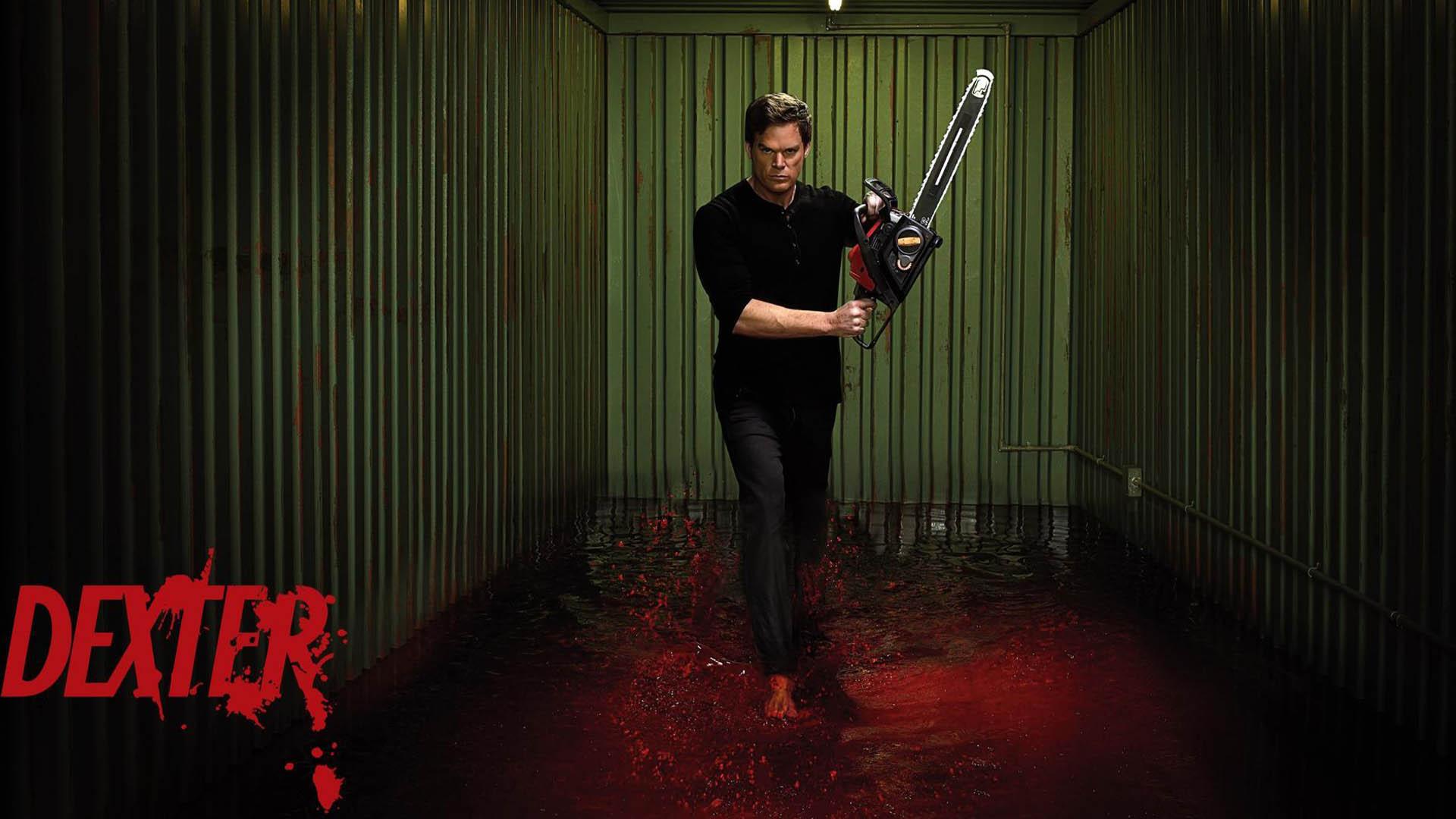 دکستر مورگان درحال راه رفتن روی مقداری زیادی خون در پوستر سریال Dexter