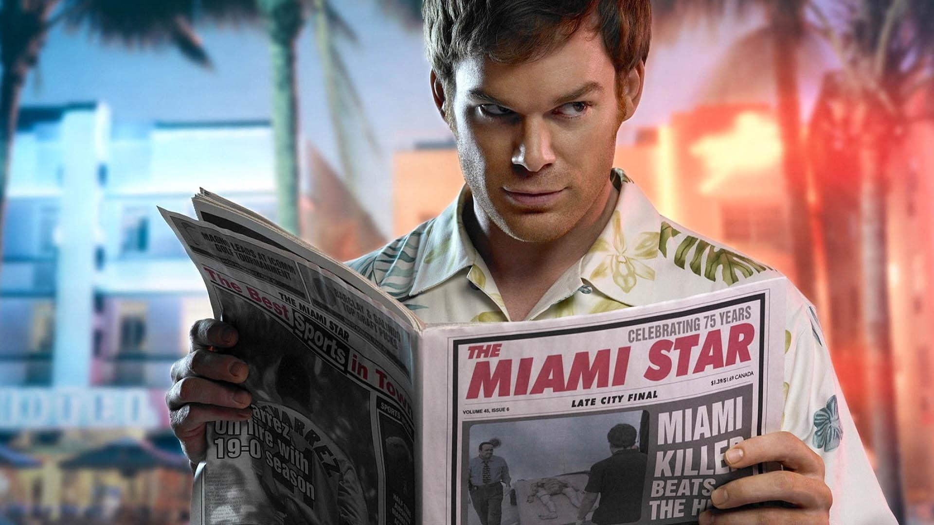 شخصیت دکستر مورگان درحال مطالعه روزنامه در سریال Dexter