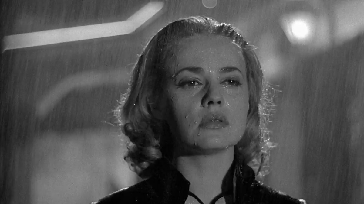 بانوی غمگین زیر باران در فیلم Elevator to the Gallows، محصول سال ۱۹۵۸ میلادی