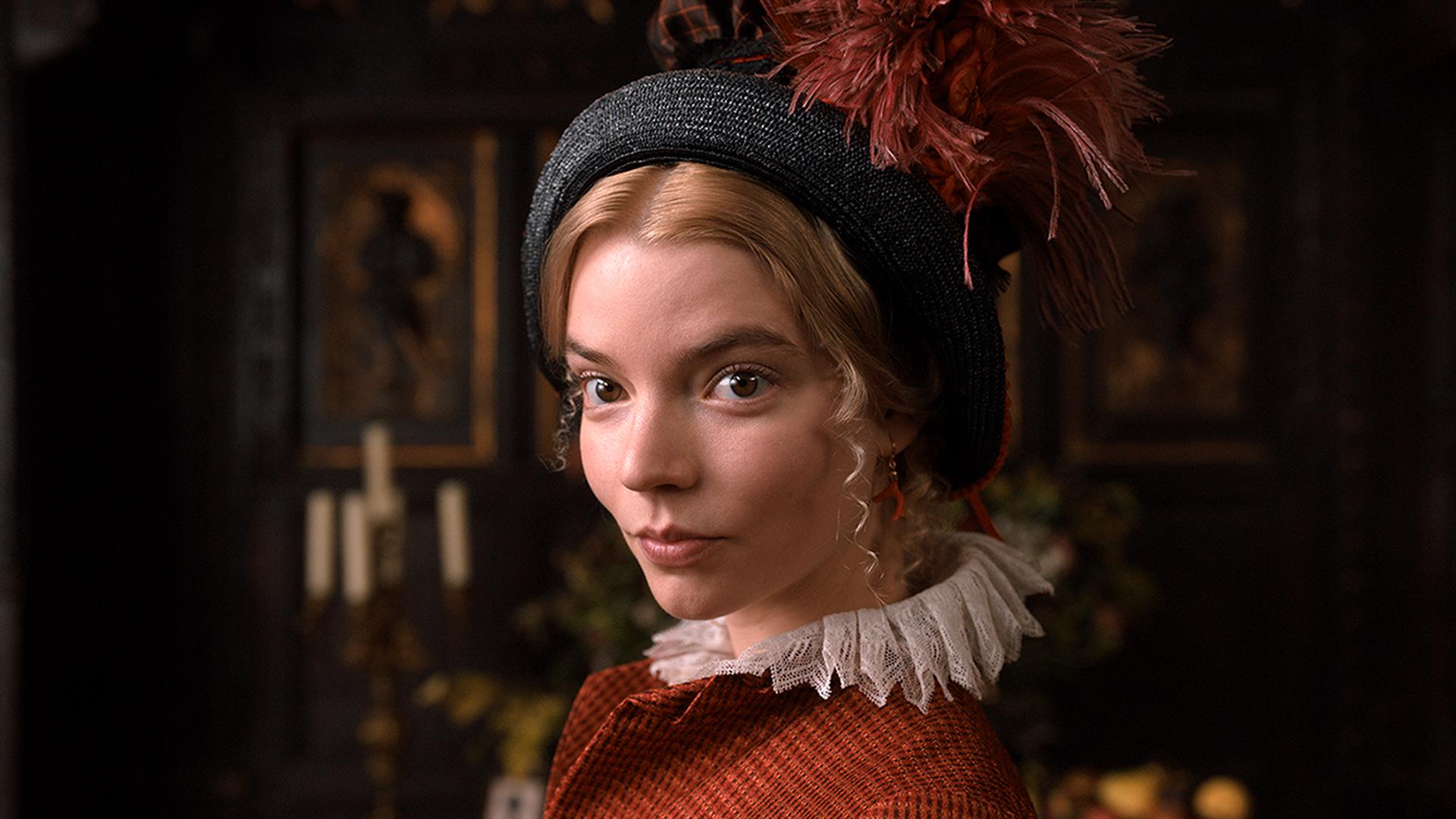 آنیا تیلور جوی با کلاه زیبا و لباس قدیمی در فیلم Emma، محصول سال ۲۰۲۰ میلادی