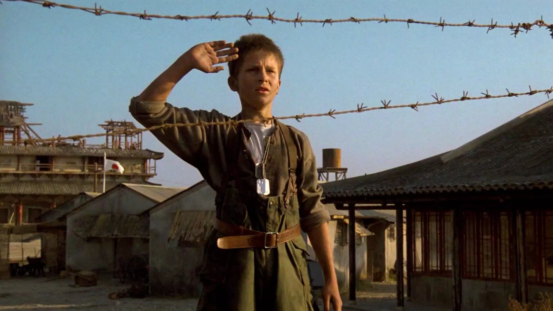 کریستین بیل نوجوان با لباس نظامی در فیلم Empire of the Sun