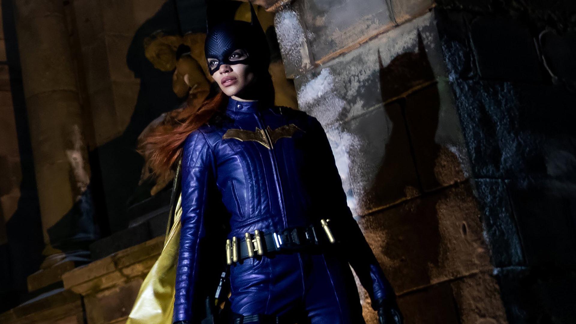 لسلی گریس در نقش بت گرل روی پشت بام در فیلم Batgirl
