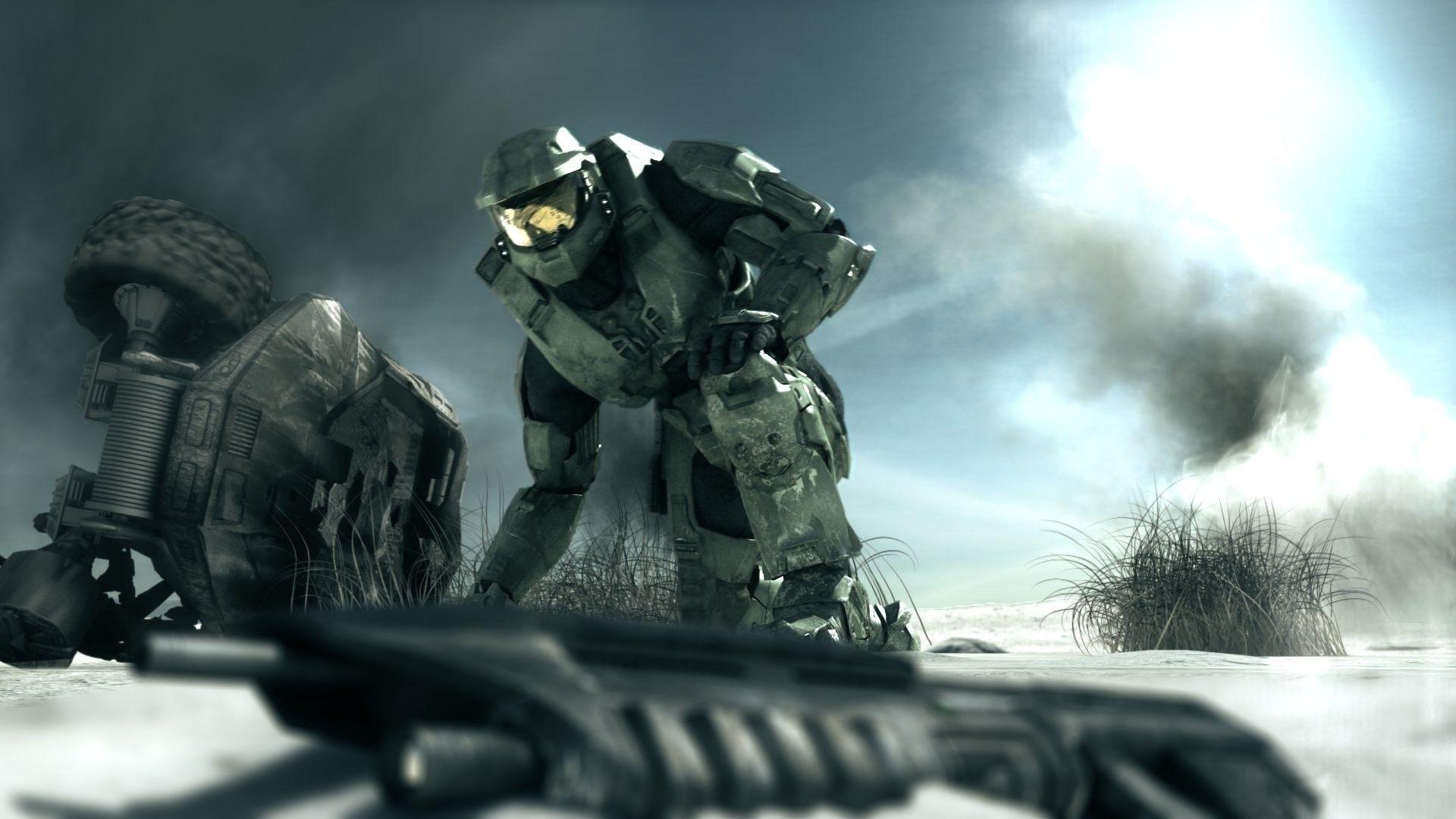تصویر مسترچیف در حال نگاه به یک شاتگان در تریلر بازی Halo 3