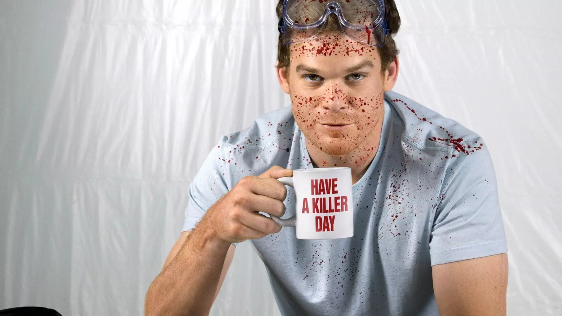 شخصیت دکستر مورگان با صورتی خونین در سریال Dexter