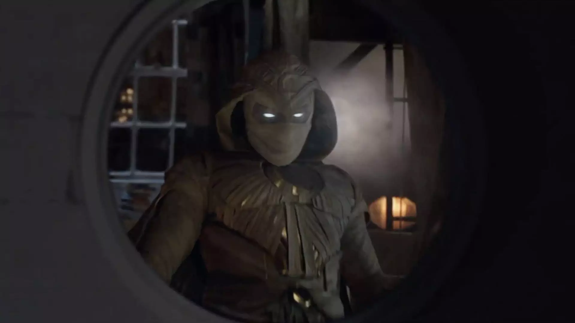 اسکار آیزاک در نقش شوالیه ماه در حال تماشا آینه در سریال Moon Knight