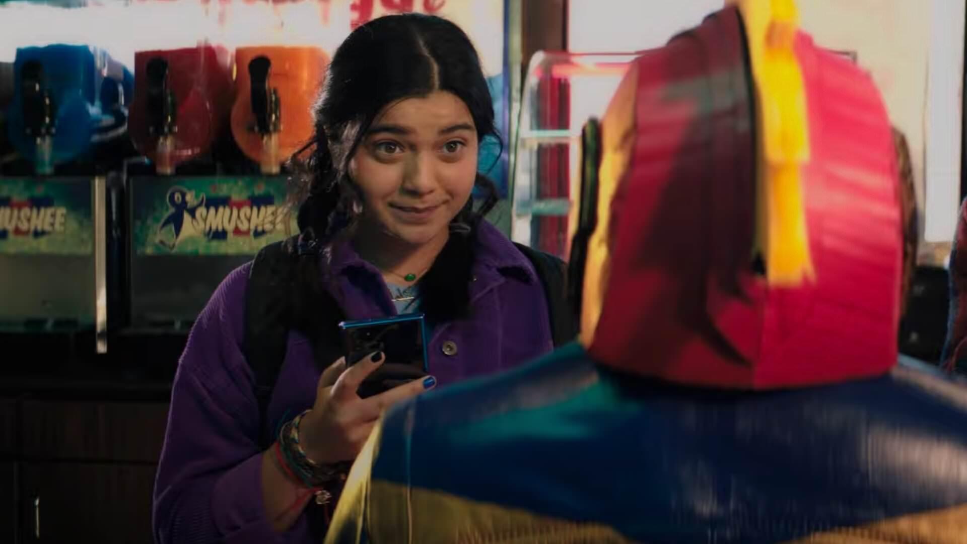 ایمان ولانی در نقش کامالا خان در حال تماشا کاستوم در مغازه در سریال Ms. Marvel