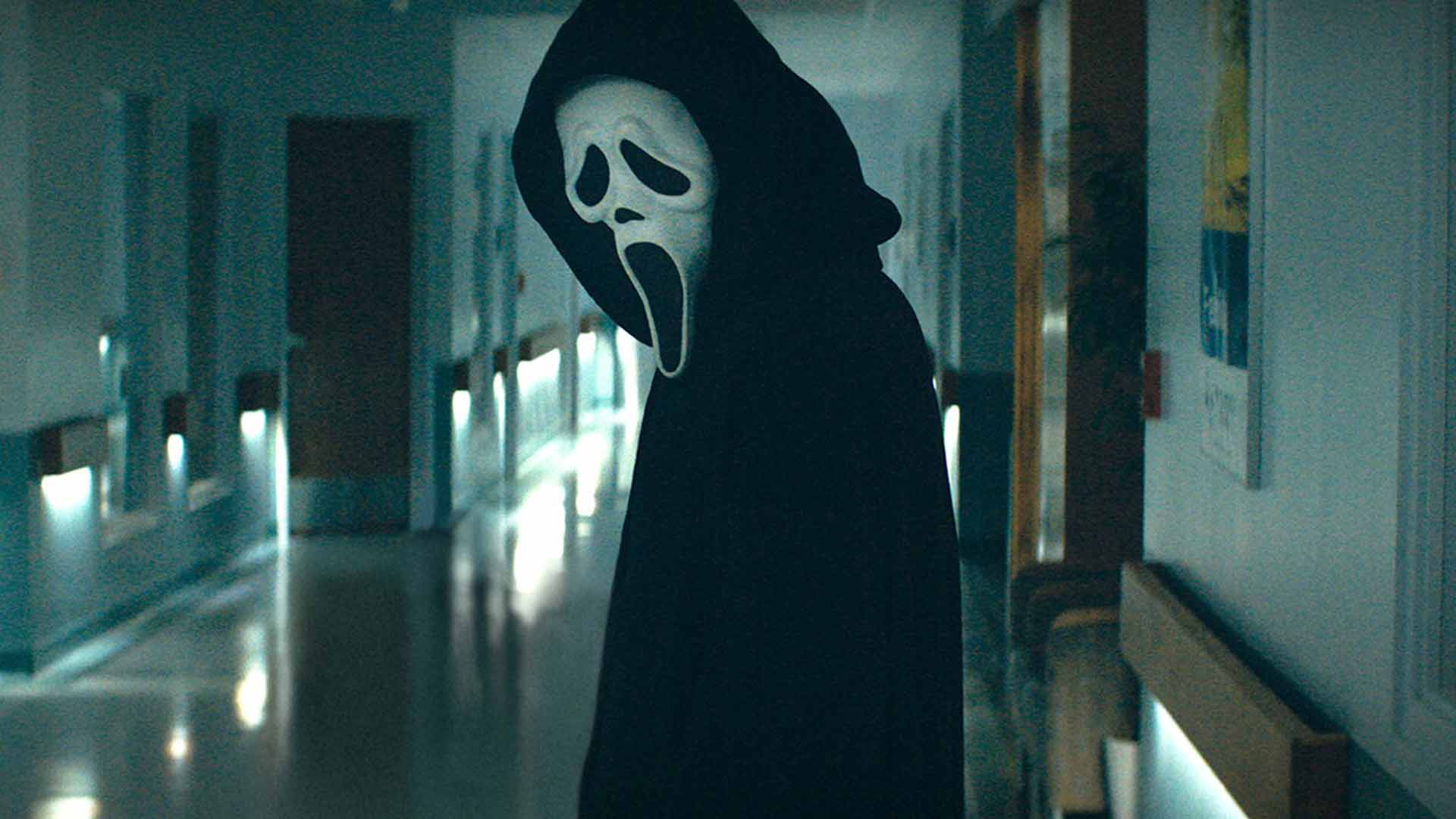 گوست فیس در راهروی مدرسه در فیلم Scream 5