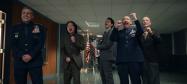 استیو کارل و دیگر اعضای نیروی فضایی در حال خندیدن در راهرو در فصل دوم سریال Space Force