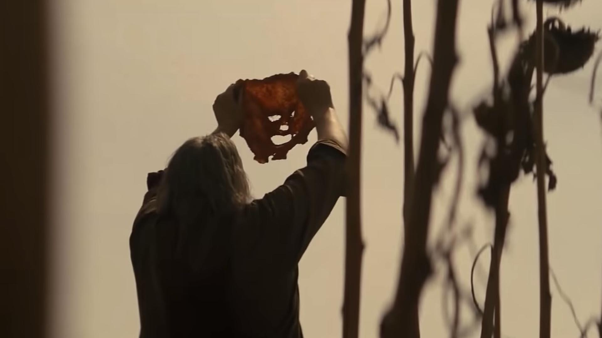 یکی از شخصیت‌های فیلم Texas Chainsaw Massacre پوست صورت در دست دارد