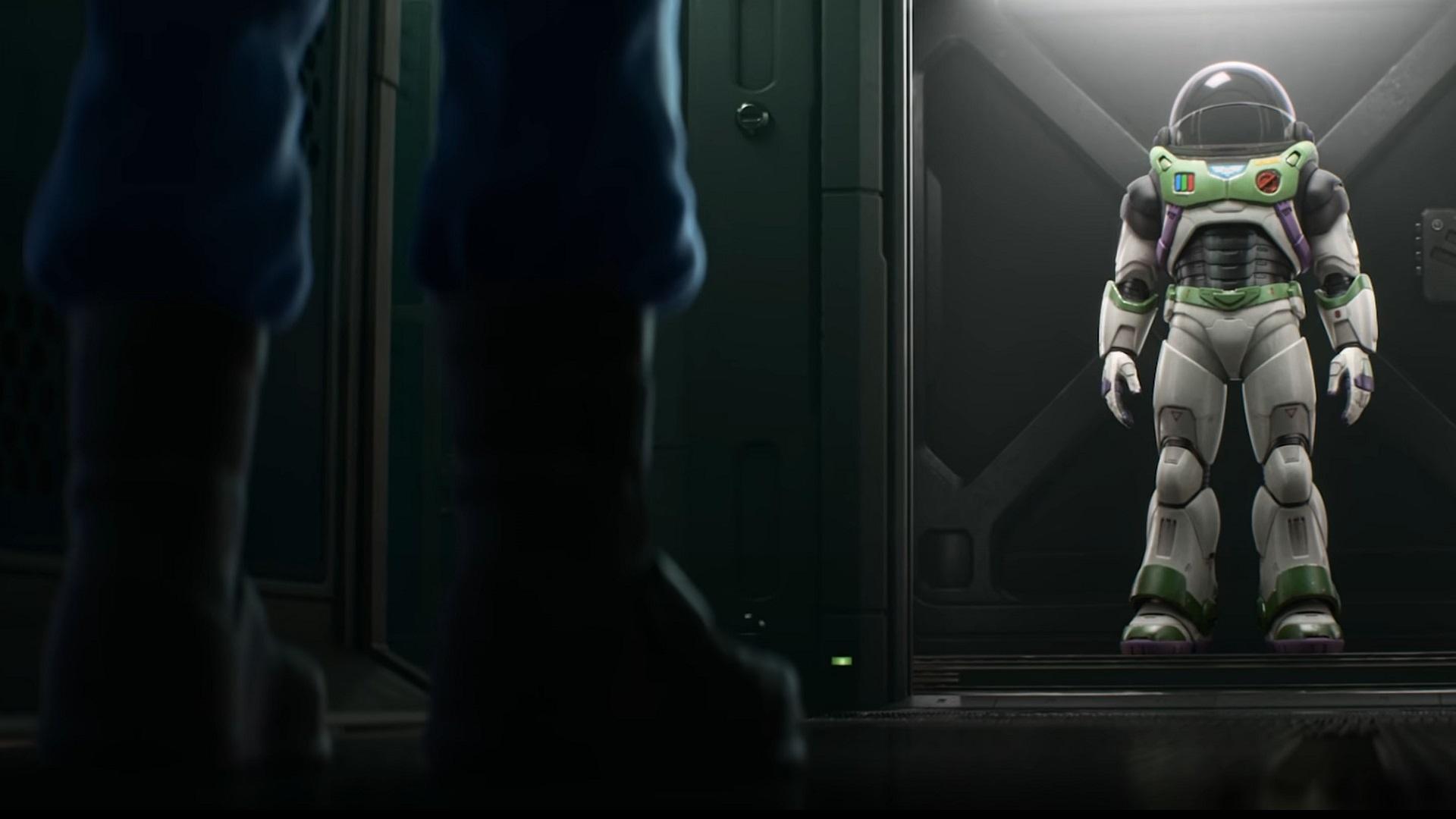 Lightyear animasyonunda Lightyear'ın açık kıyafetinin bir görüntüsü