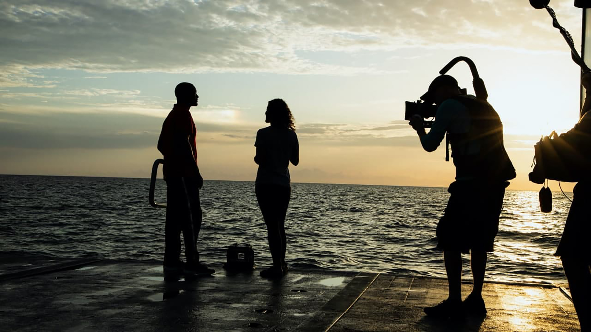 ویل اسمیت و تیمش کنار دریا در حال فیلمبرداری