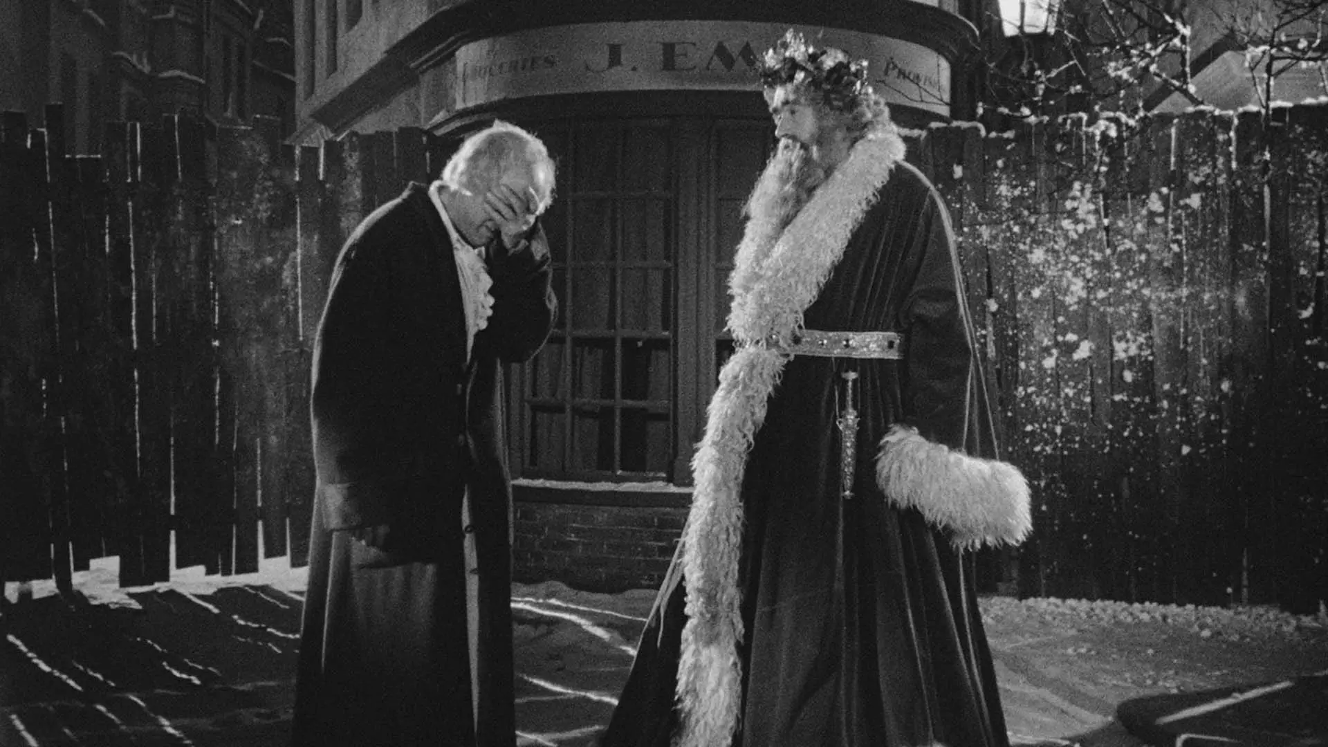 اسکروج در حال گریه کردن مقابل بابانوئل در فیلم A Christmas Carol