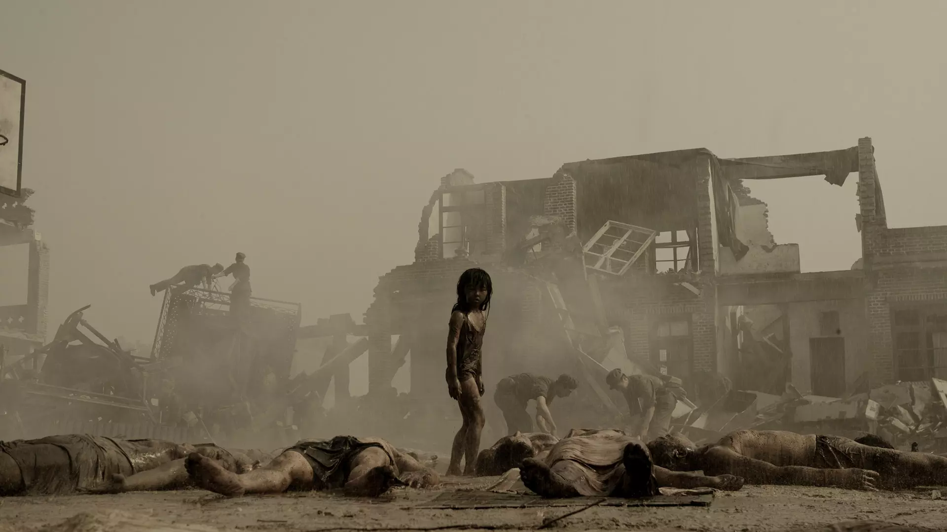 دختر در میان زلزله در فیلم پس لرزه