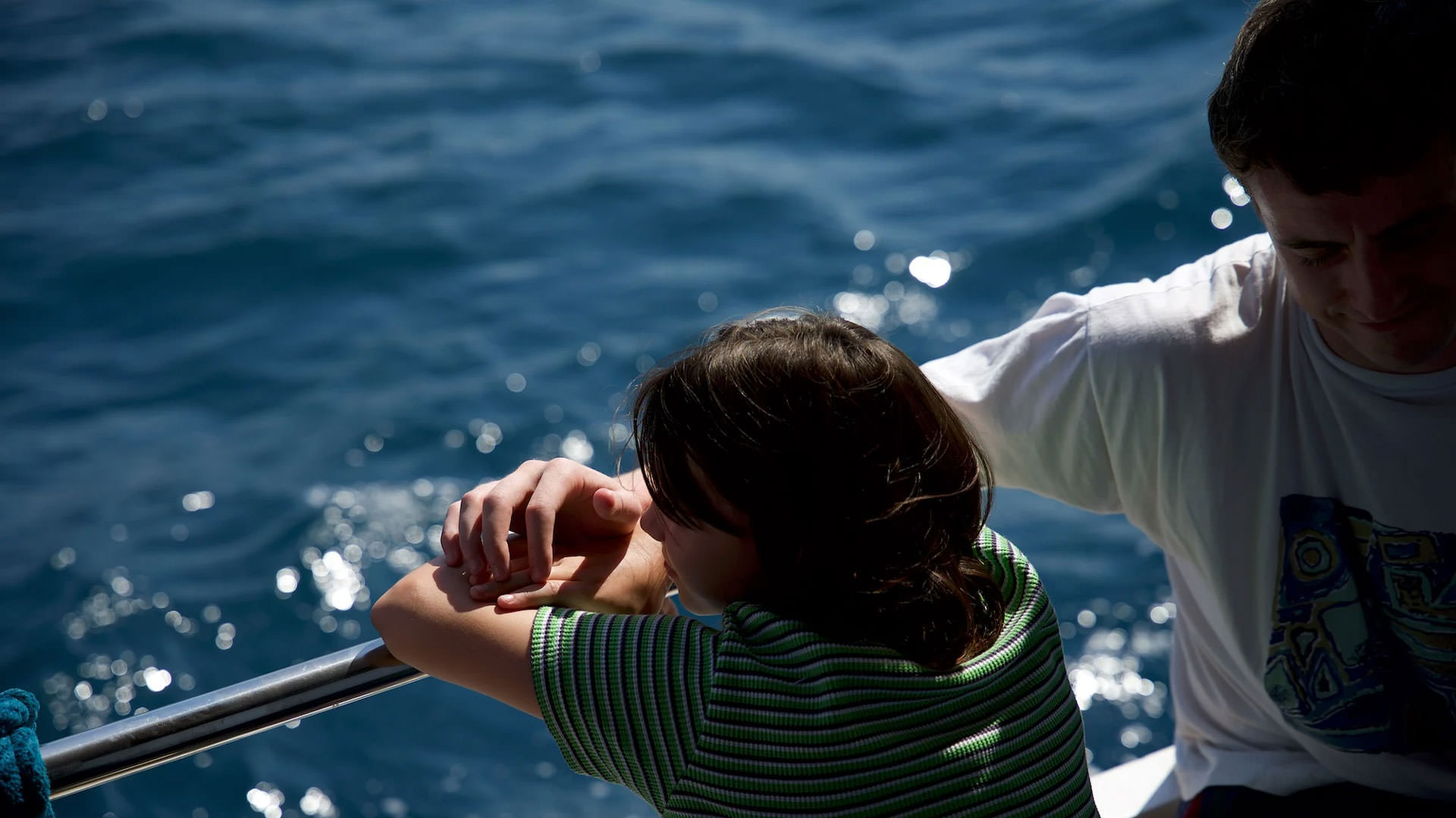 فرنکی کوریو در کنار پل مسکال ایستاده روی عرشه‌ی یک قایق تفریحی رو به دریا در نمایی از فیلم بعد از آفتاب به کارگردانی شارلوت ولز