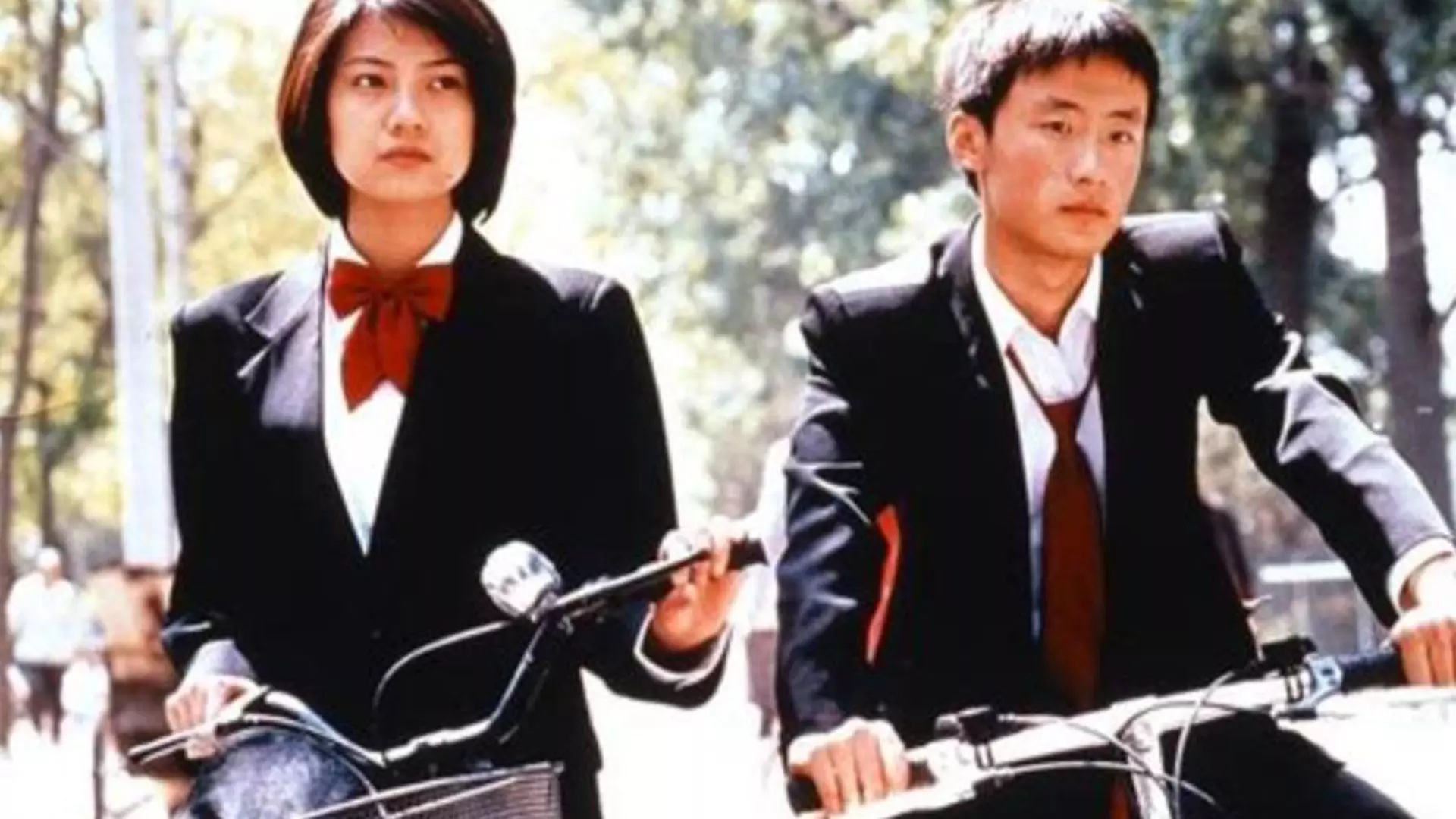 گویی به همراه دوستش در فیلم دوچرخه پکن