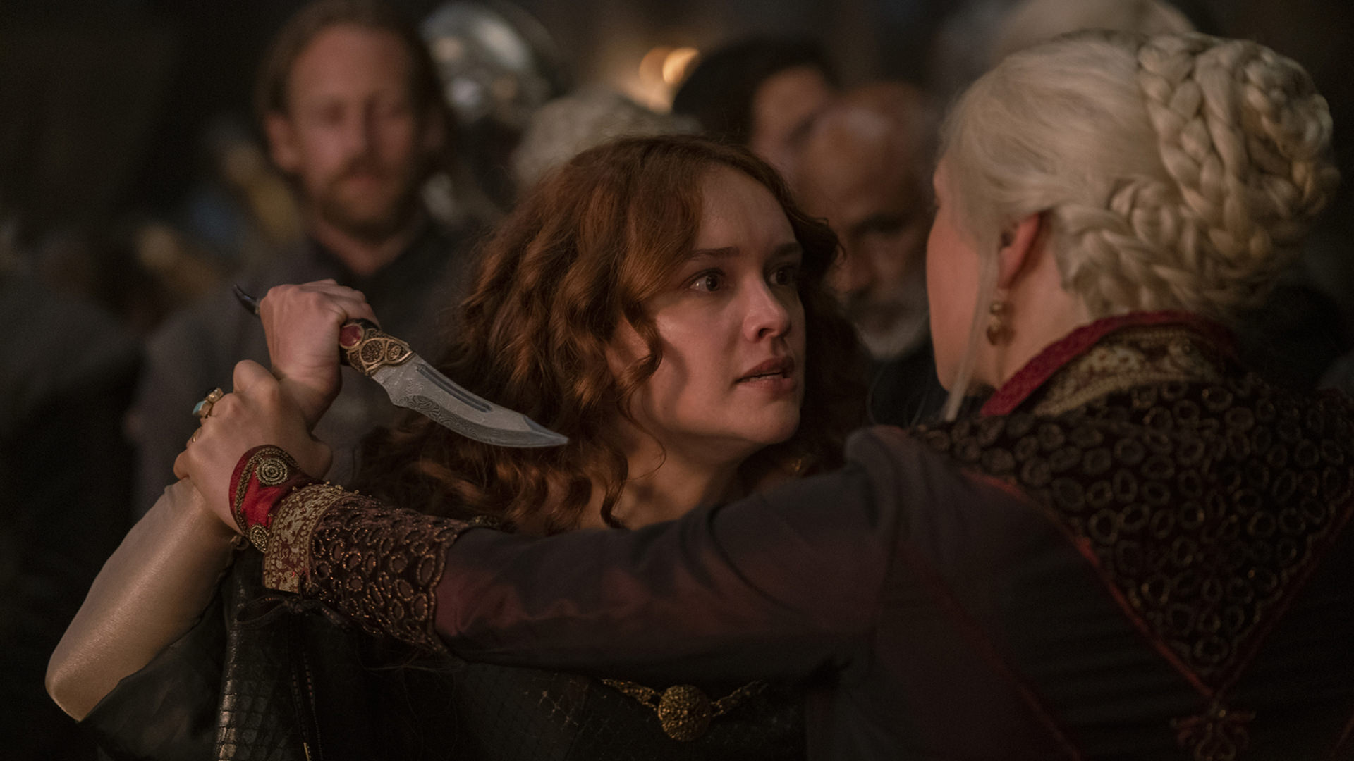 آلیسنت با خنجر به رینیرا حمله‌ور می‌شود سریال خاندان اژدها
