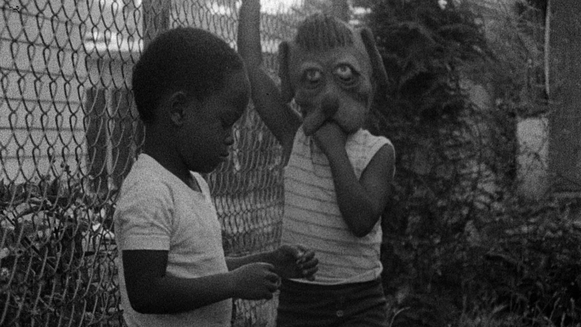 یک پسربچه سیاهپوست با بچه دیگری با ماسک حیوان در فیلم Killer of Sheep