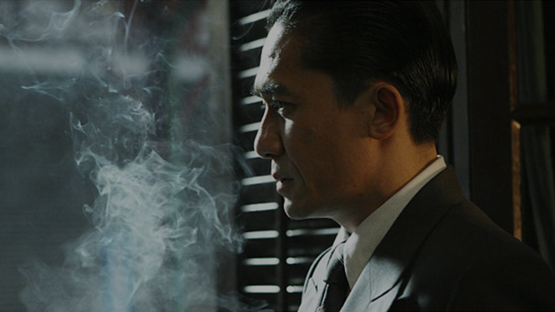 آقای یی در حال کشیدن سیگار در فیلم میل احتیاط