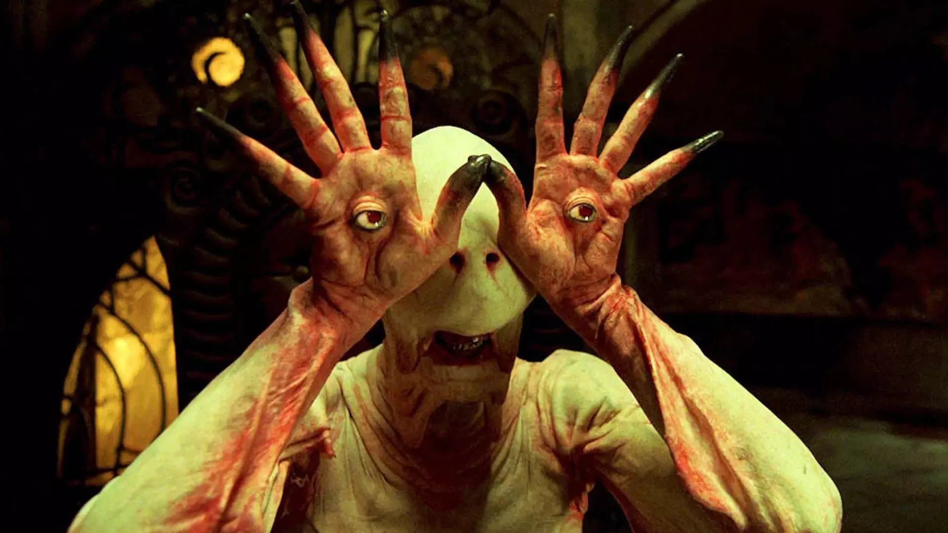 شخصیت فائون با دو چشم کف دست خود در فیلم Pan's Labyrinth