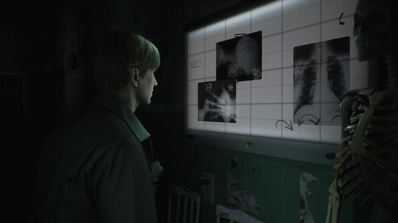 جیمز در حال بررسی یک تابلو در بازسازی Silent Hill 2