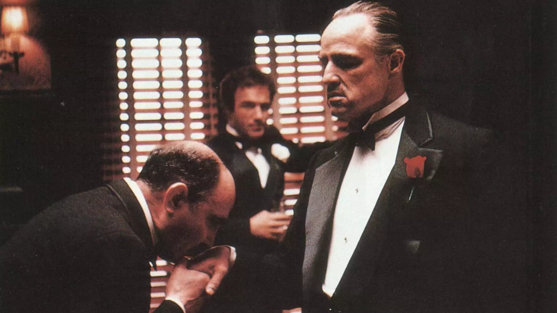 یکی از زیردستان در حال بوسیدن دست دون ویتو کورلئونه در فیلم The Godfather