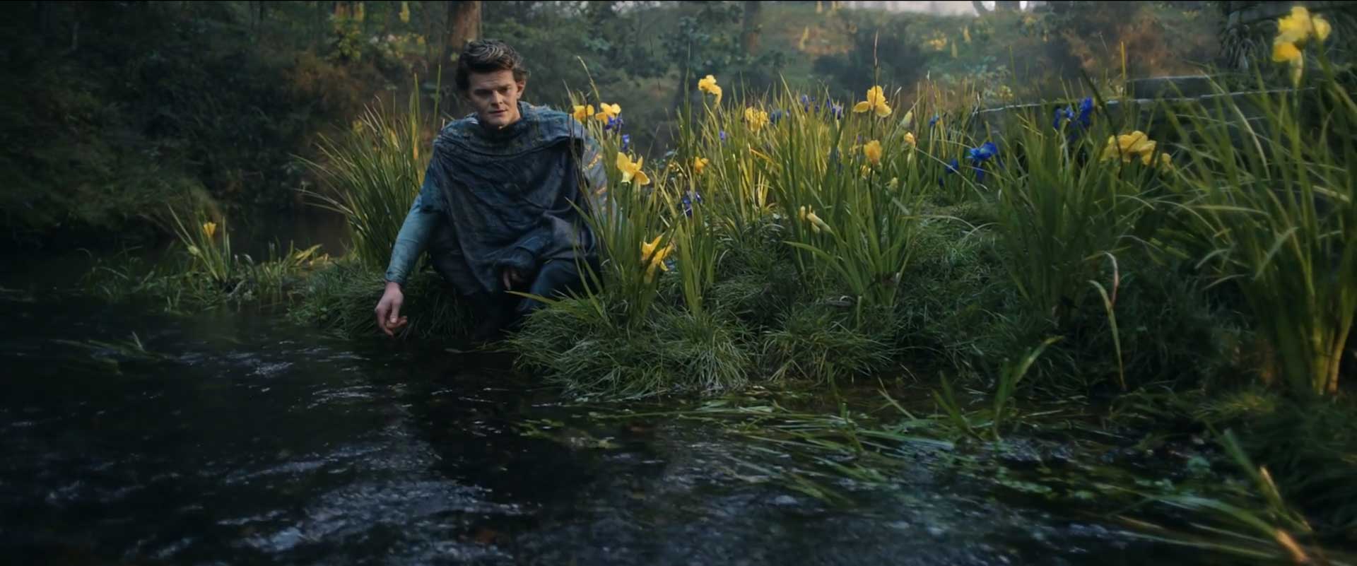 الروند در کنار گل های زرد و جریان آب به یک نکته مهم درباره هلبرند پی می‌برد | سریال The Lord of the Rings (ارباب حلقه ها)