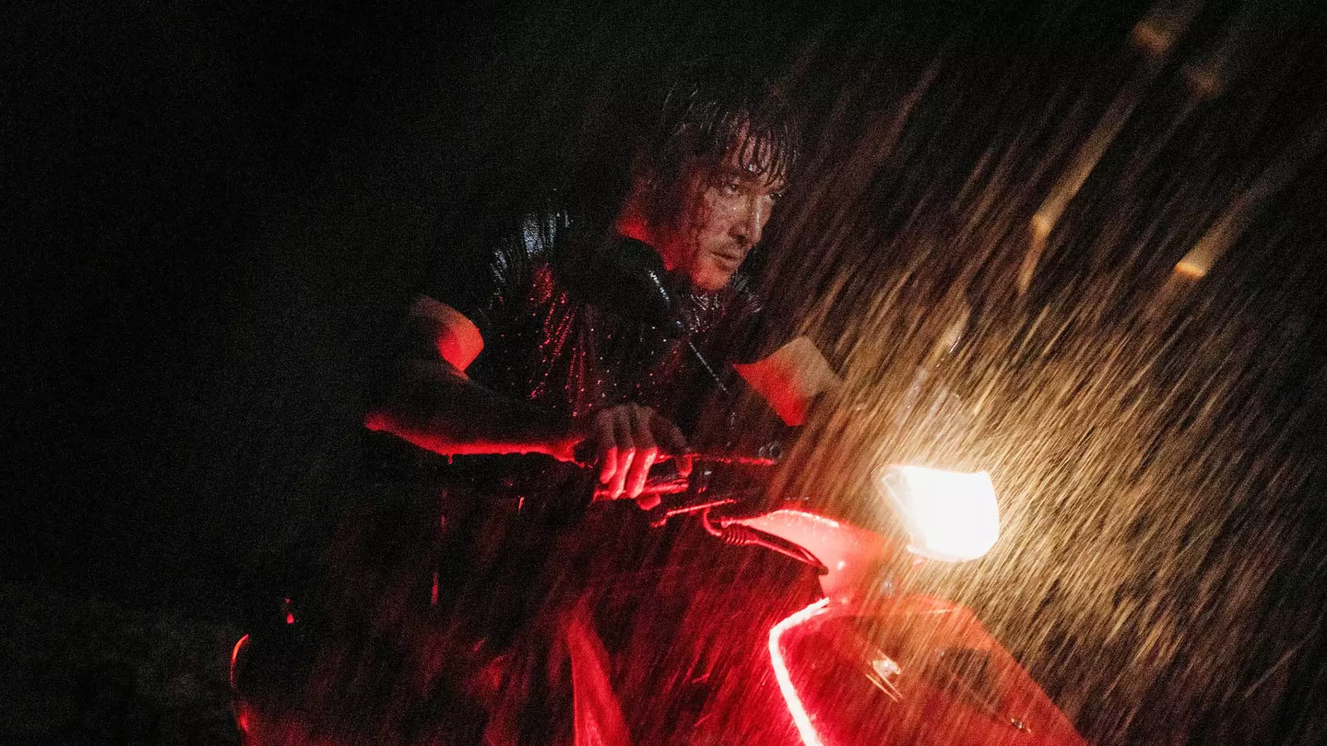 گنگستر در حال موتورسواری در فیلم دریاچه غاز وحشی