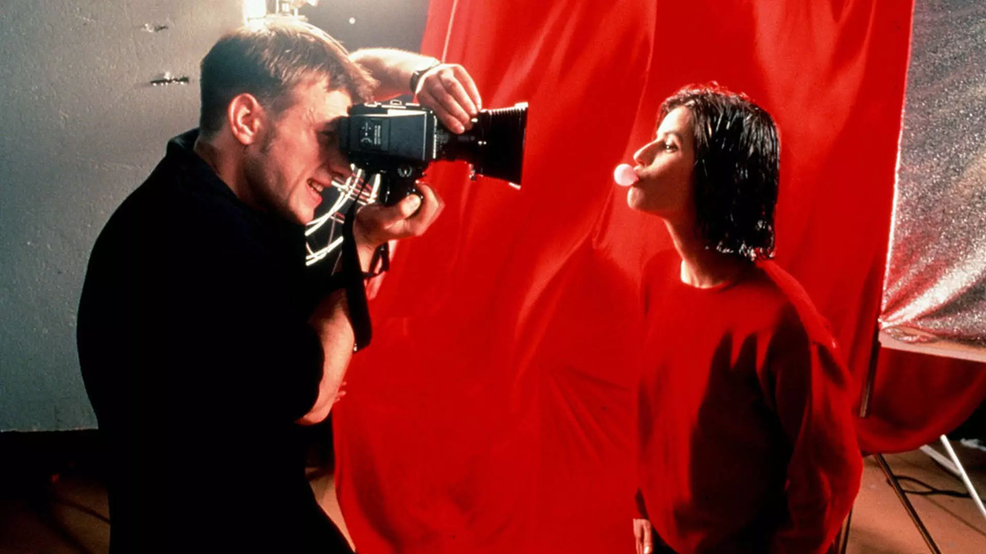 آیرین جیکوب در حال آدامس خوردن جلوی دوربین در فیلم Three Colors: Red