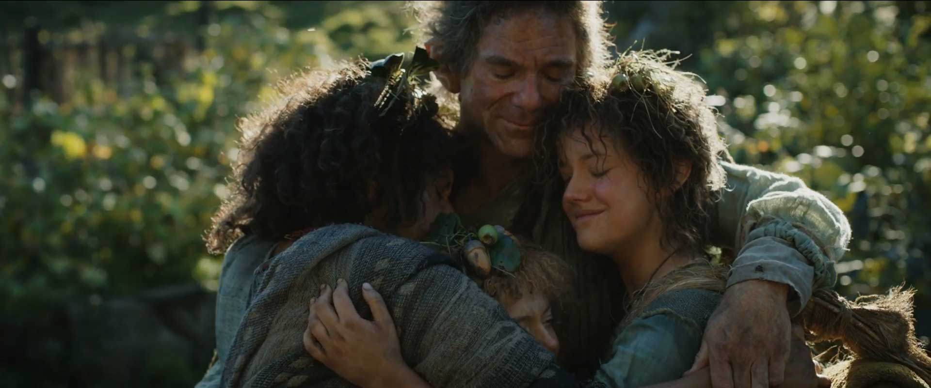 در آغوش کشیده شدن نوری برندیفوت توسط اعضای خانواده خود در قسمت ۸ فصل ۱ سریال The Lord of the Rings
