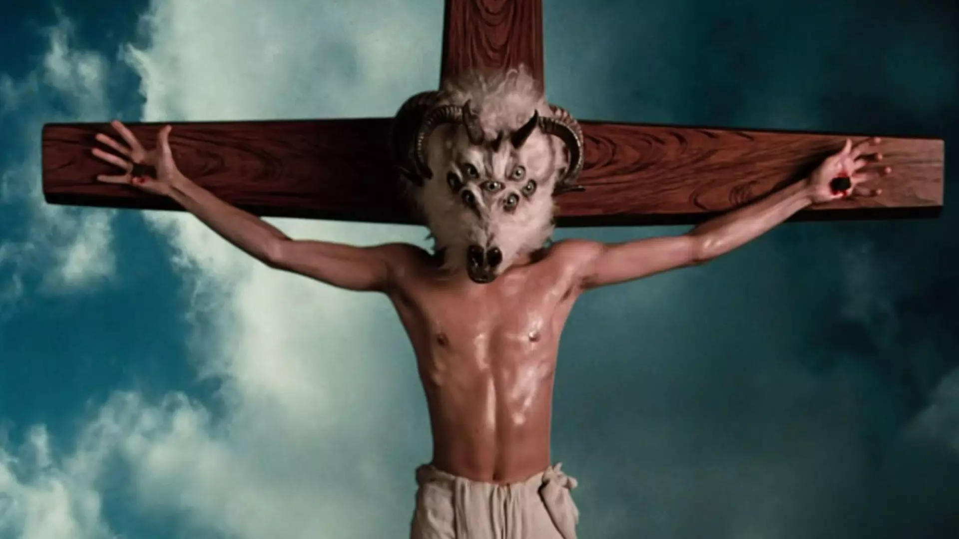 مردی در فیلم Altered States با کلاه حیوان به صلیب کشیده شده است