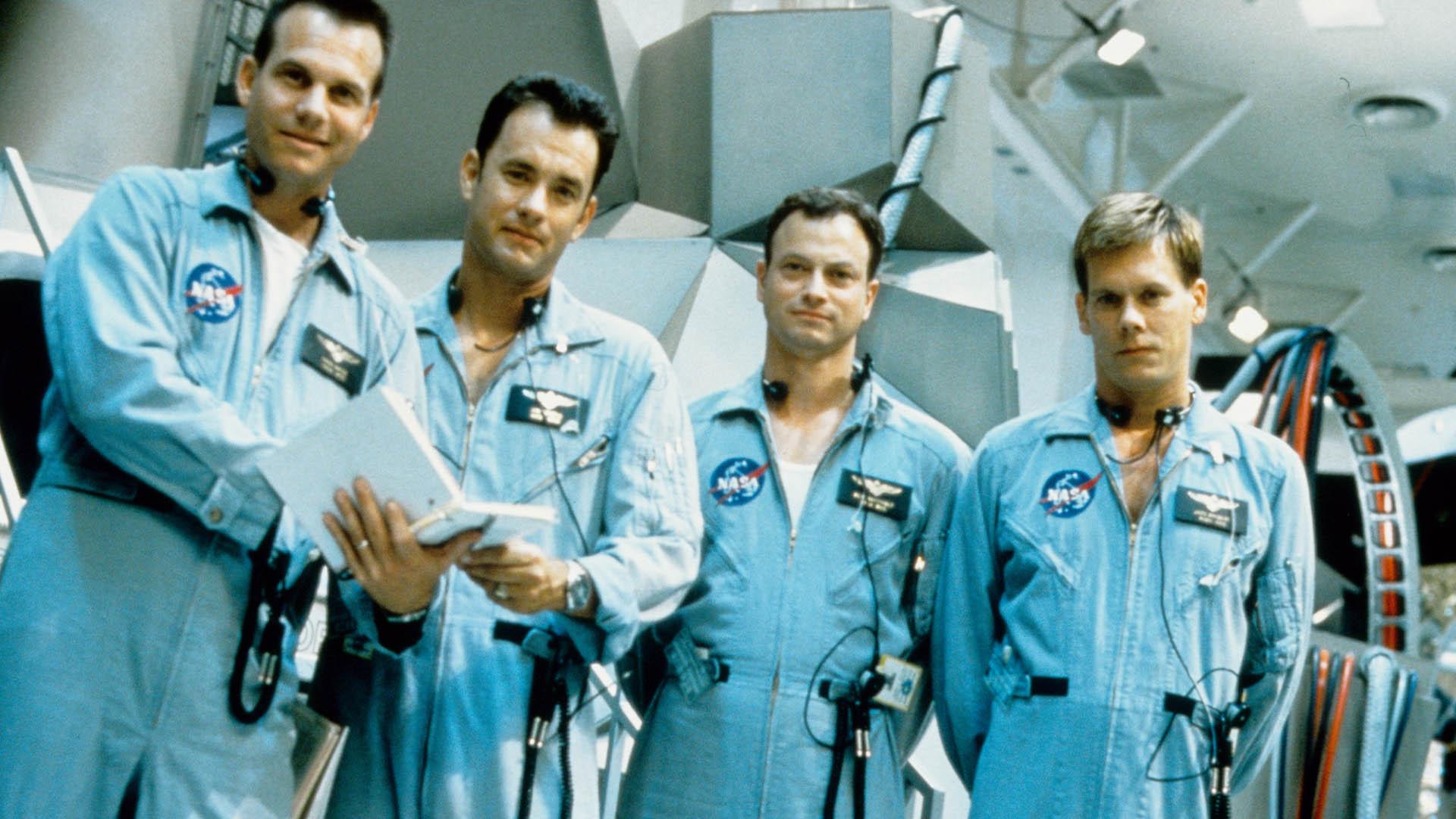 شخصیت های اصلی فیلم Apollo 13 با لباس فضانوردی