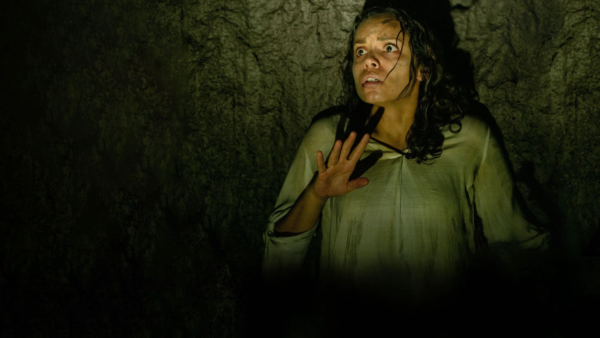 جرجینا کمبل در فیلم Barbarian در یک راهروی زیرمینی بزرگ گیر می‌افتد