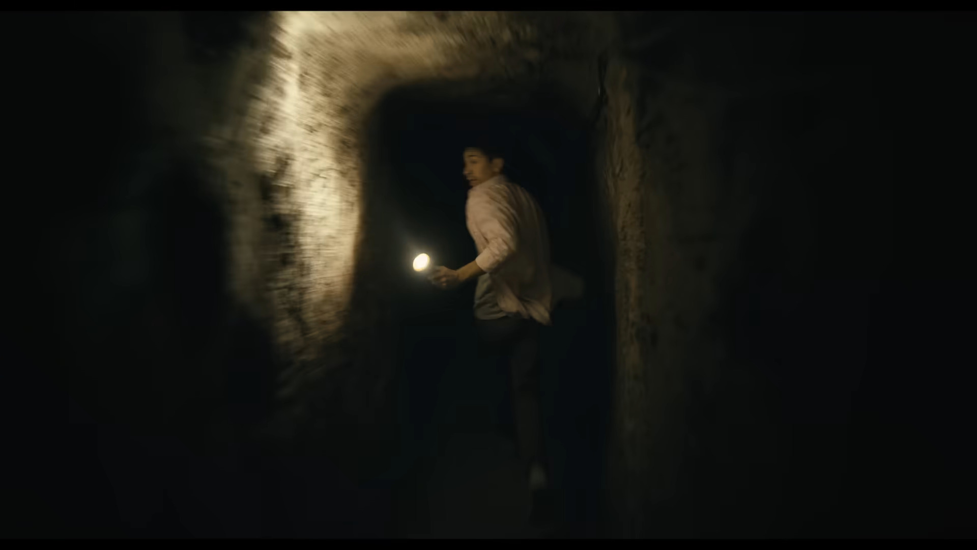 Justin Long s'évadant dans le sous-sol de sa maison dans le film Barbarian