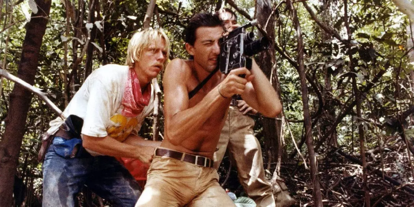 جک و آلن در حال فیلمبرداری در جنگل محل زندگی آدمخواران در فیلم کانیبال هولوکاست