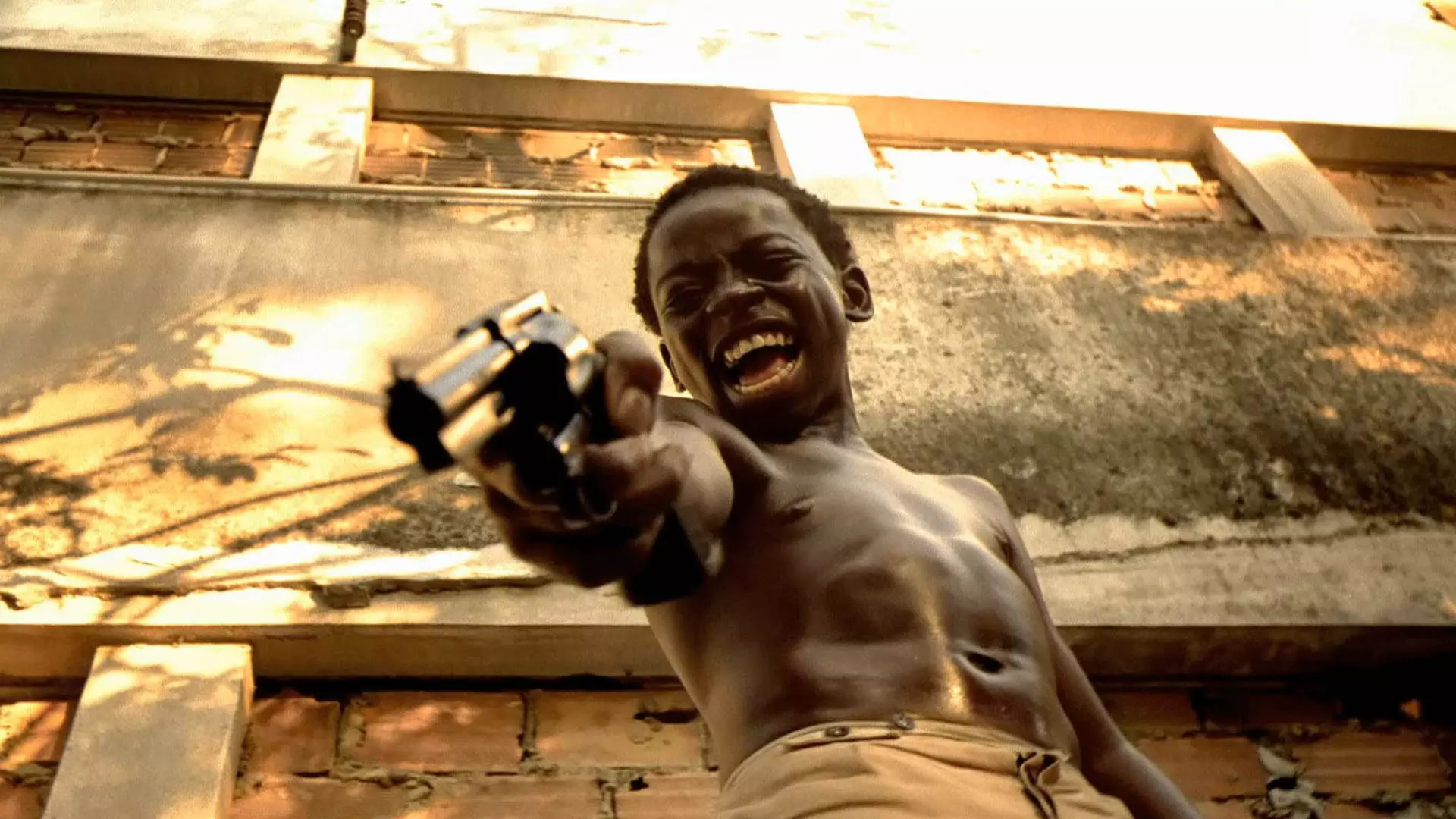کودکی درحال تیراندازی با سلاح در فیلم City of God