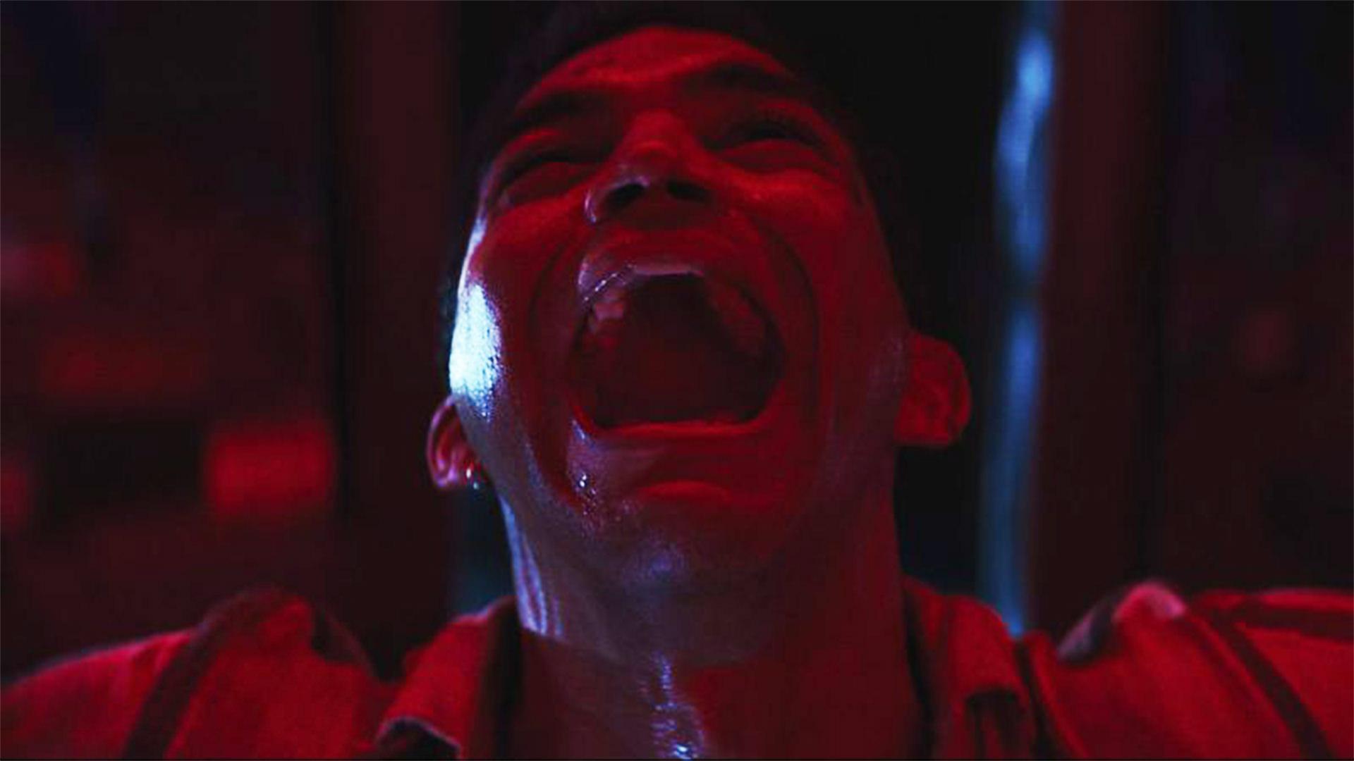 آدام فیسون در نقش کالین در Hellraiser که قرار است توسط سنوبیت ها قربانی شود