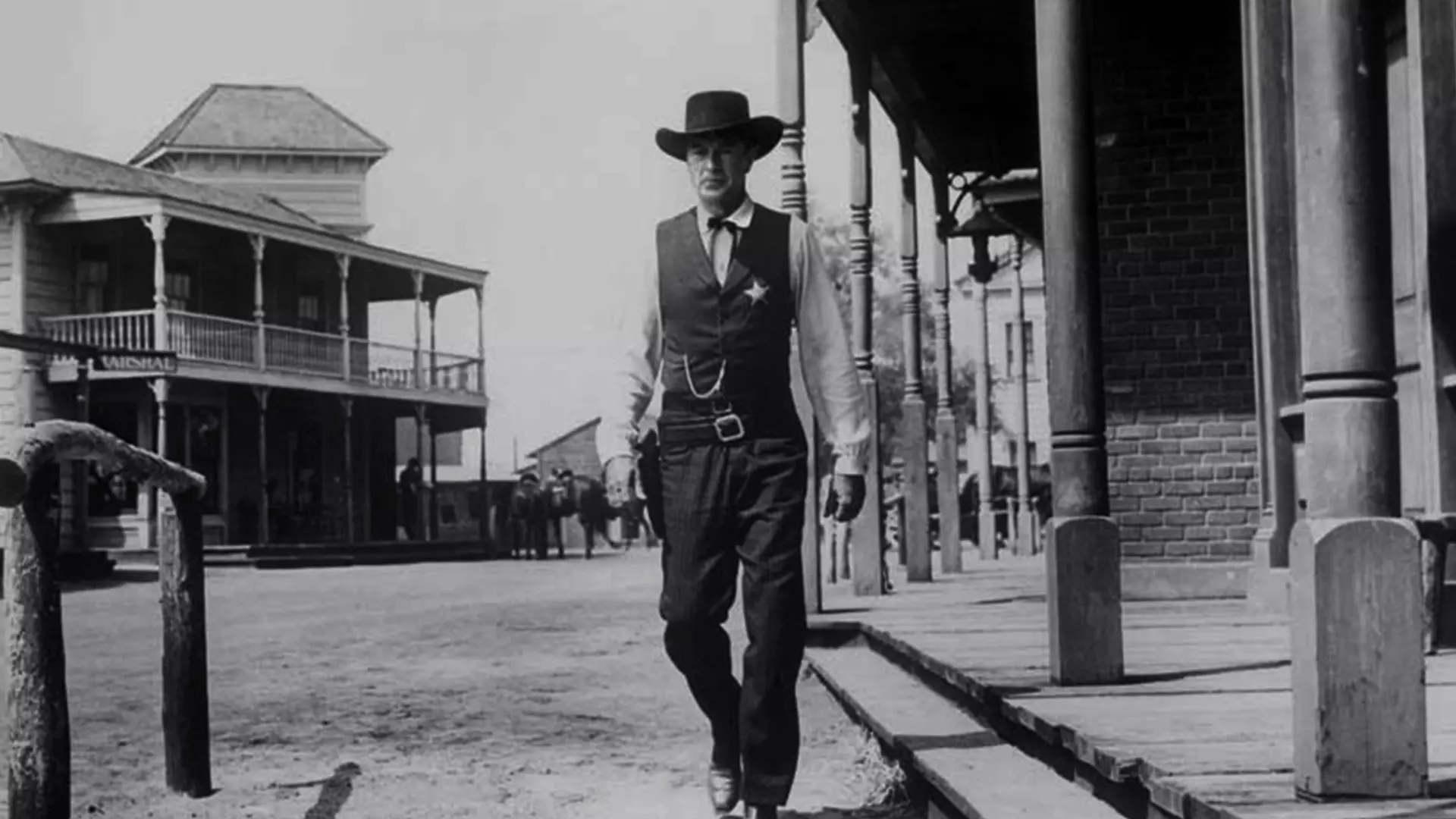مارشال وین کین در حال راه رفتن در فیلم ماجرای نیمروز