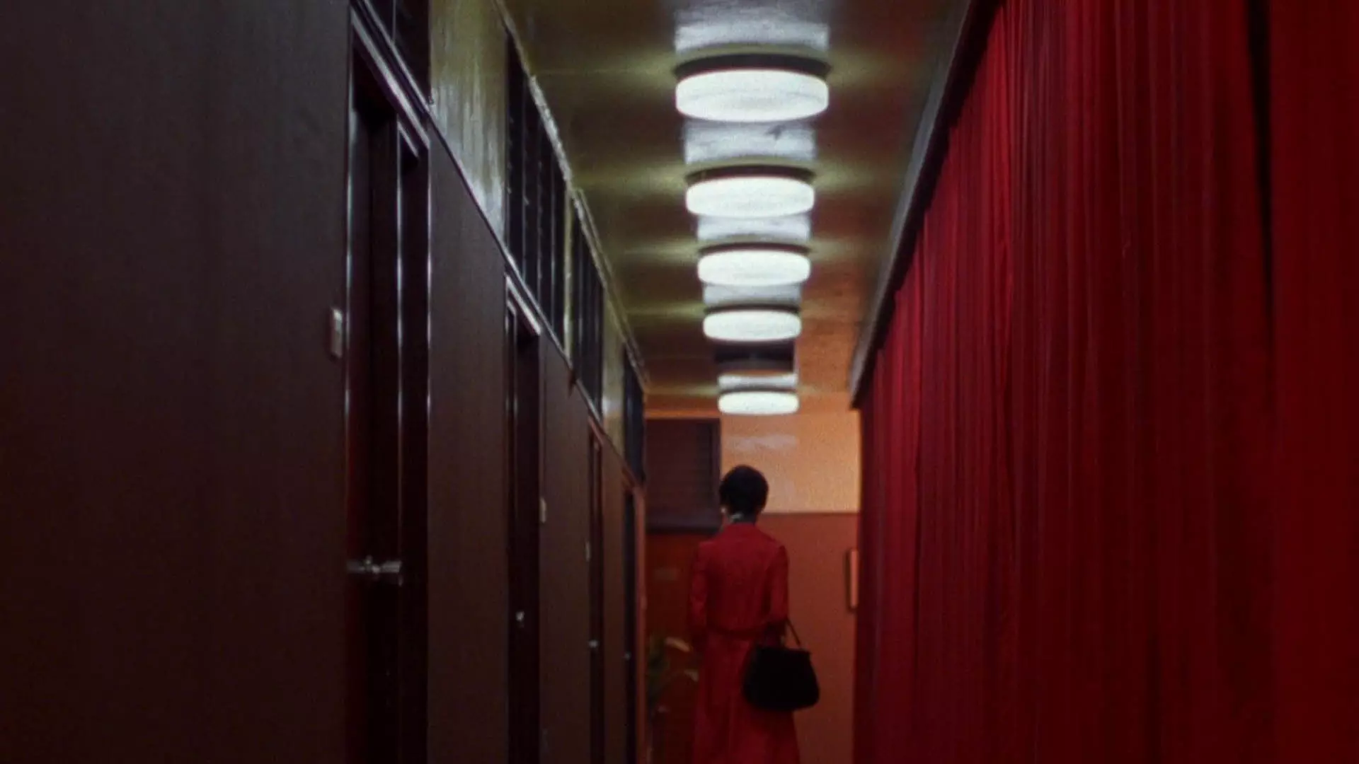 مگی چانگ در یک راهرو در فیلم In the Mood for Love