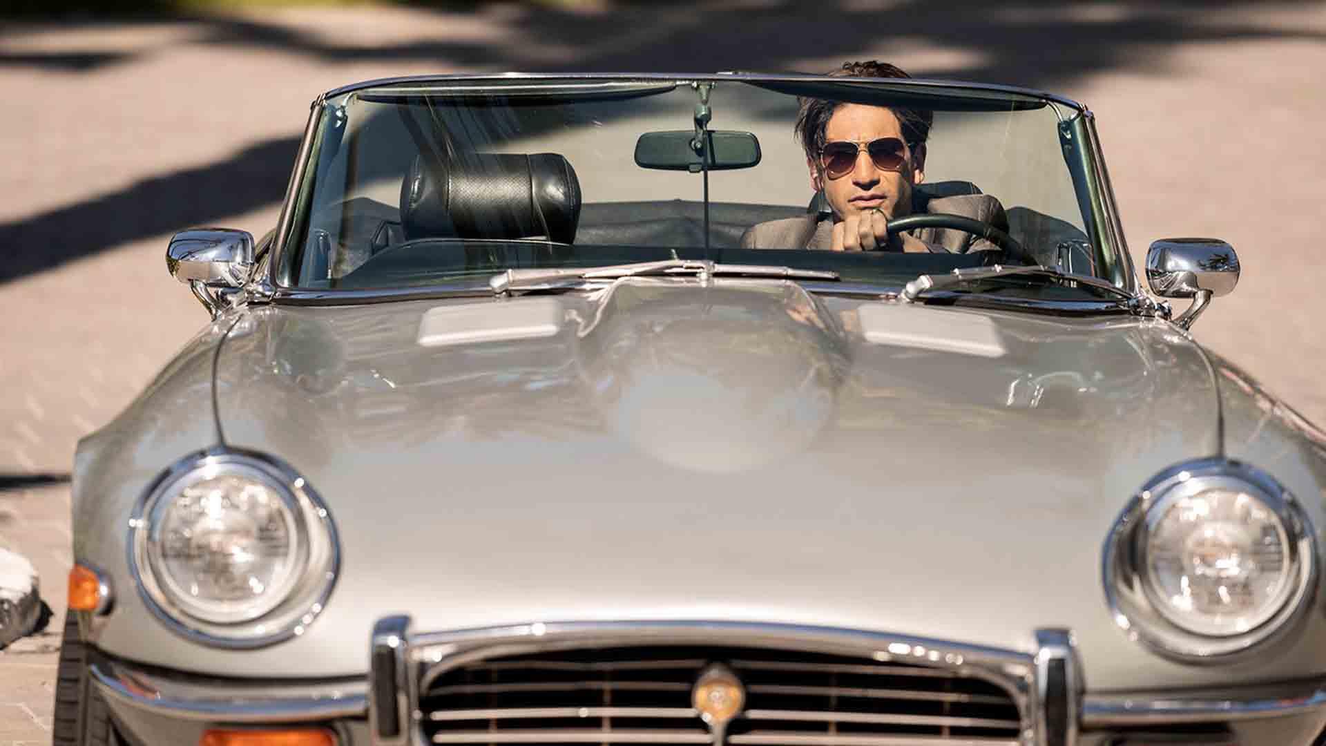 جان برنتال در حال رانندگی یک ماشین کلاسیک در سریال American Gigolo