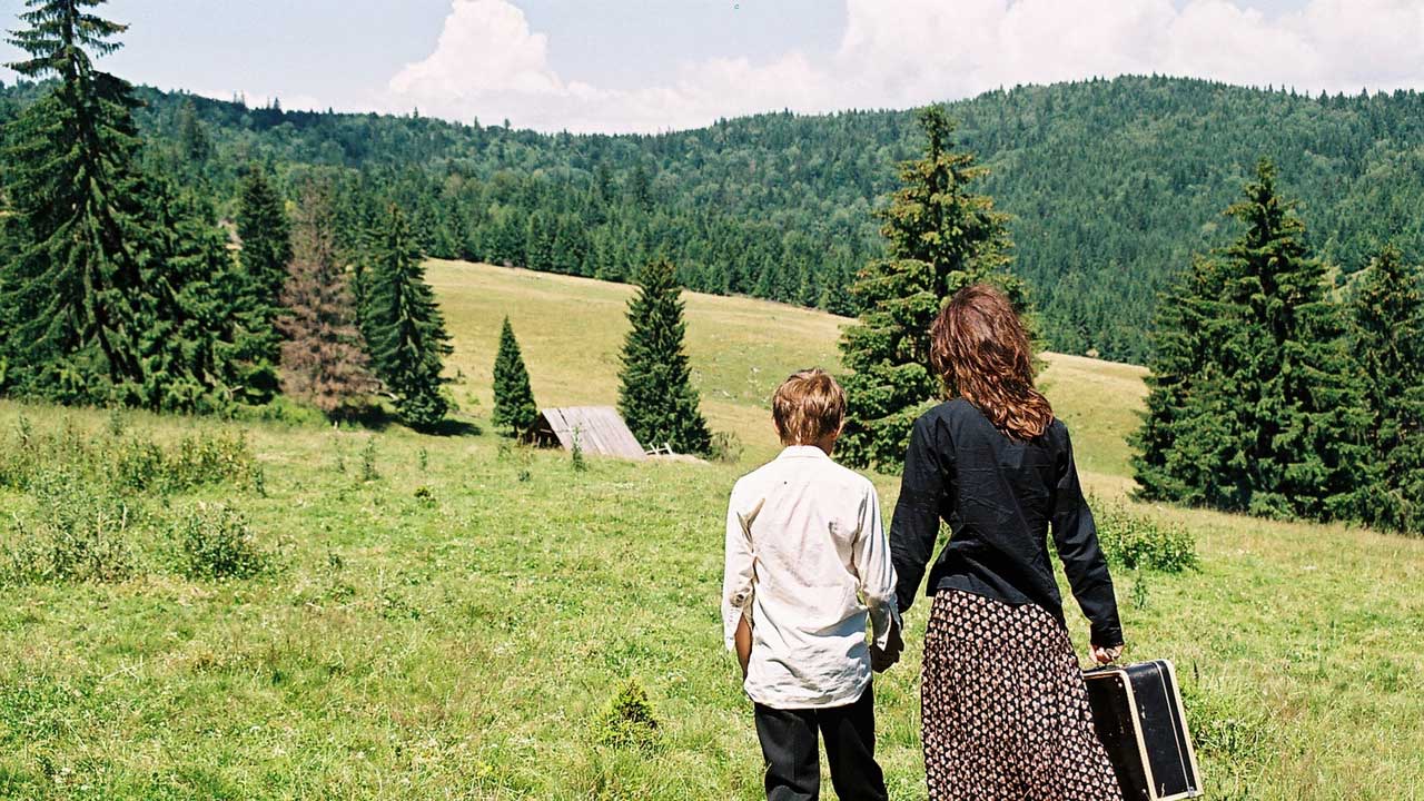 یک زن و پسر شلوغ در مقابل درختان زیبا و طبیعت سبز در فیلم کاتالین وارگا محصول 2009