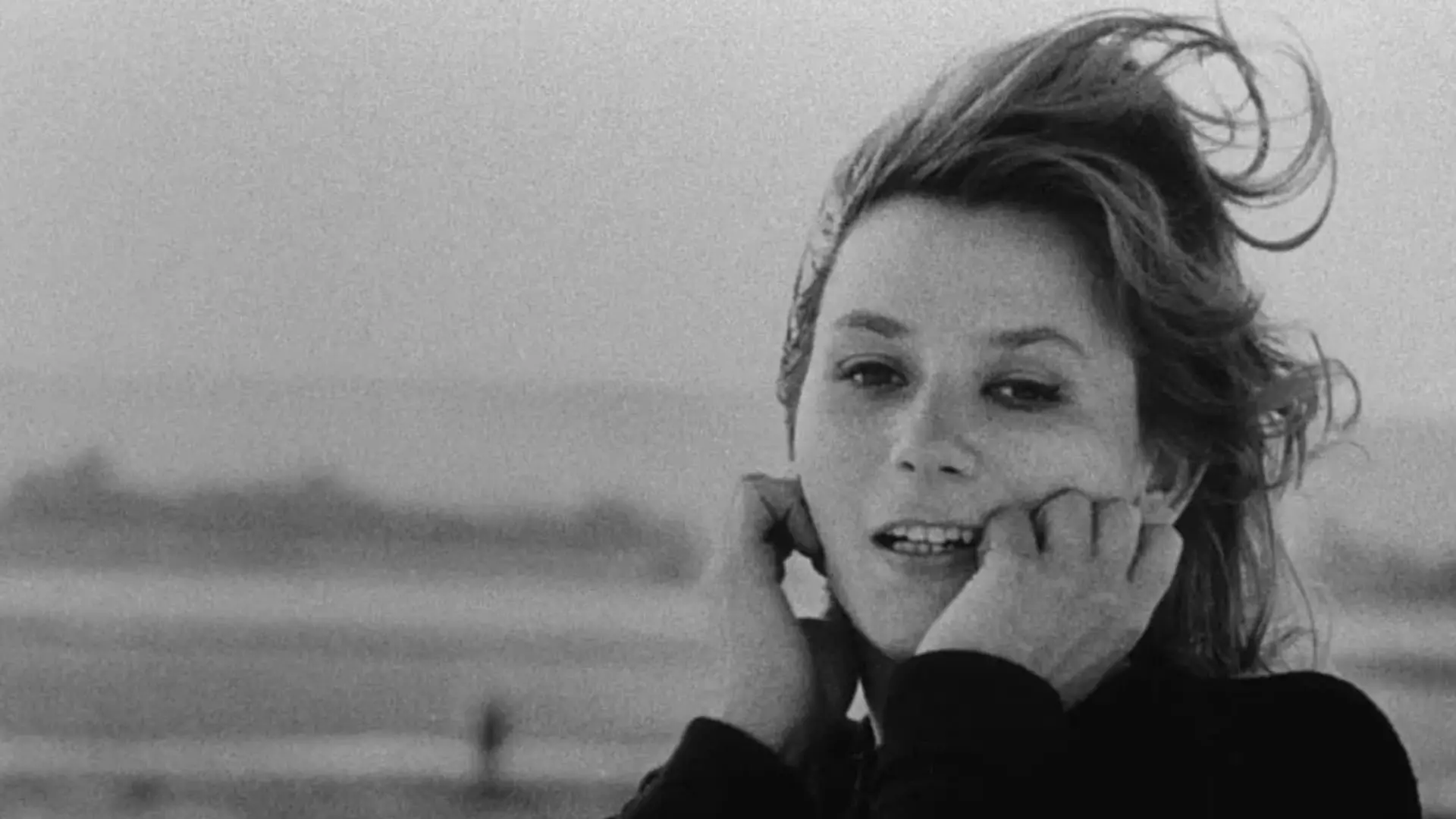 زنی تنها در اسکله در فیلم سیاه و سفید La Jetée