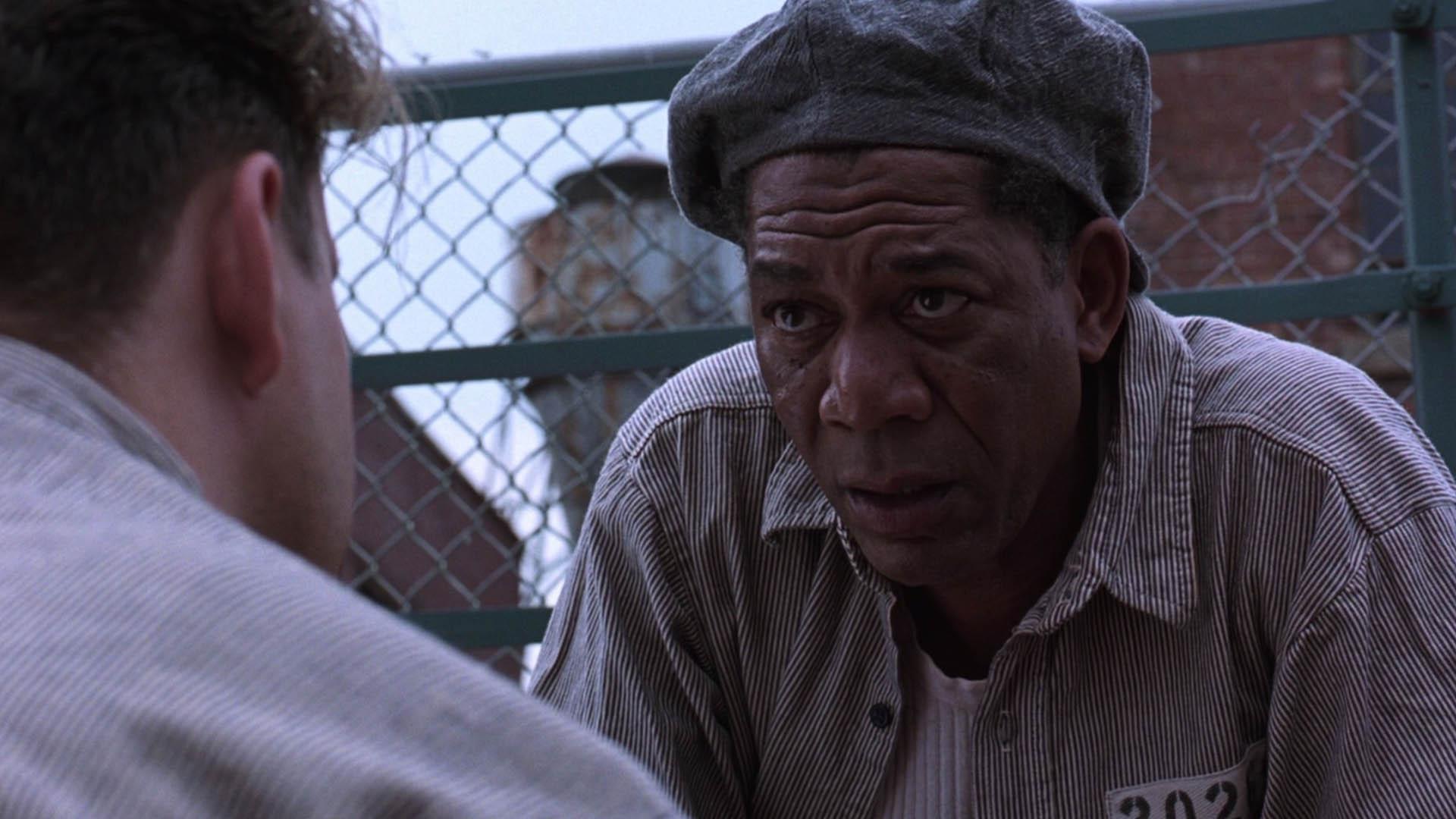 Morgan Freeman en rouge dans The Shawshank Redemption
