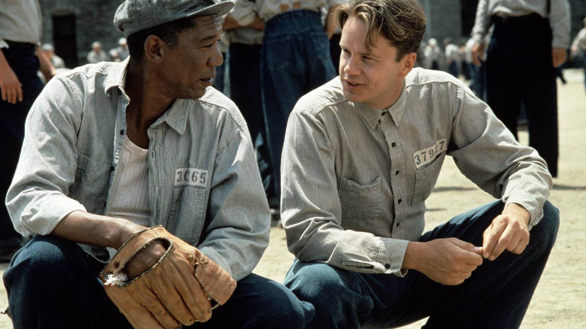 دستکش پاره بیسبال در دستان رد در فیلم The Shawshank Redemption