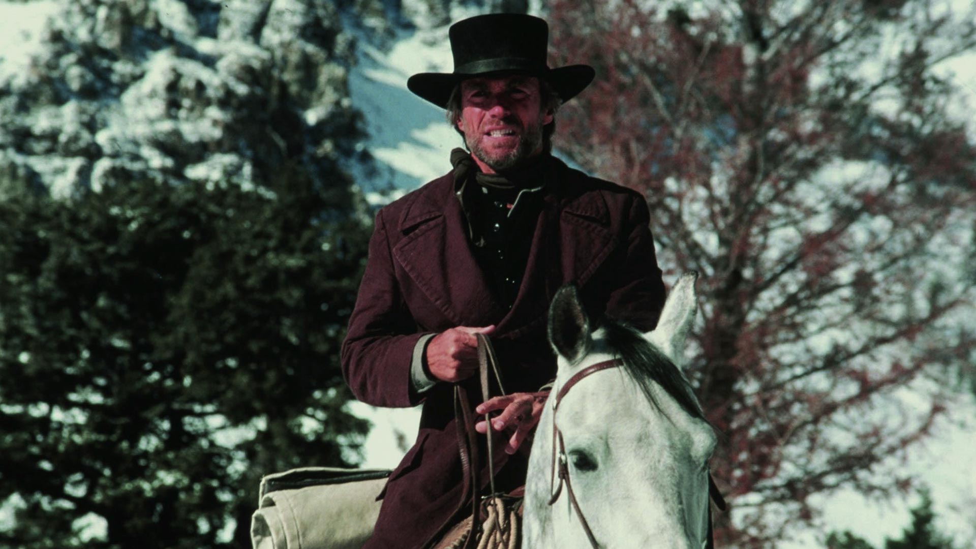 ایستوود در حال اسب سواری در فیلم Pale Rider