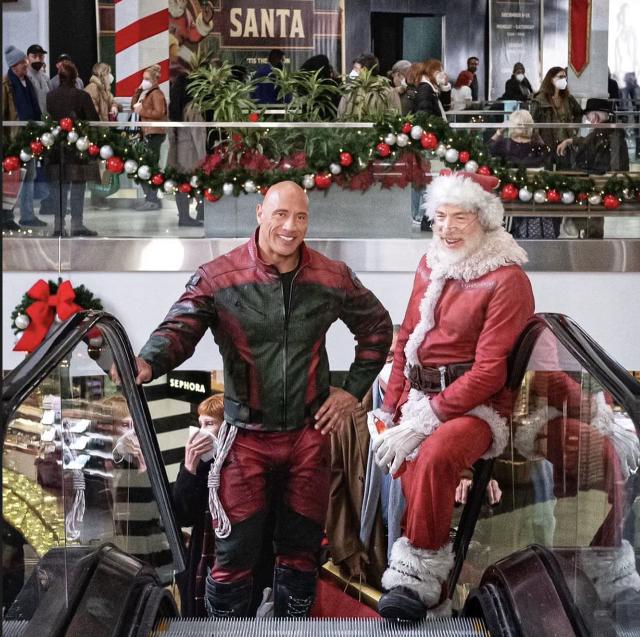 جی کی سیمونز در نقش بابانوئل و دواین جانسون دربرابر پله برقی در پشت صحنه فیلم Red One