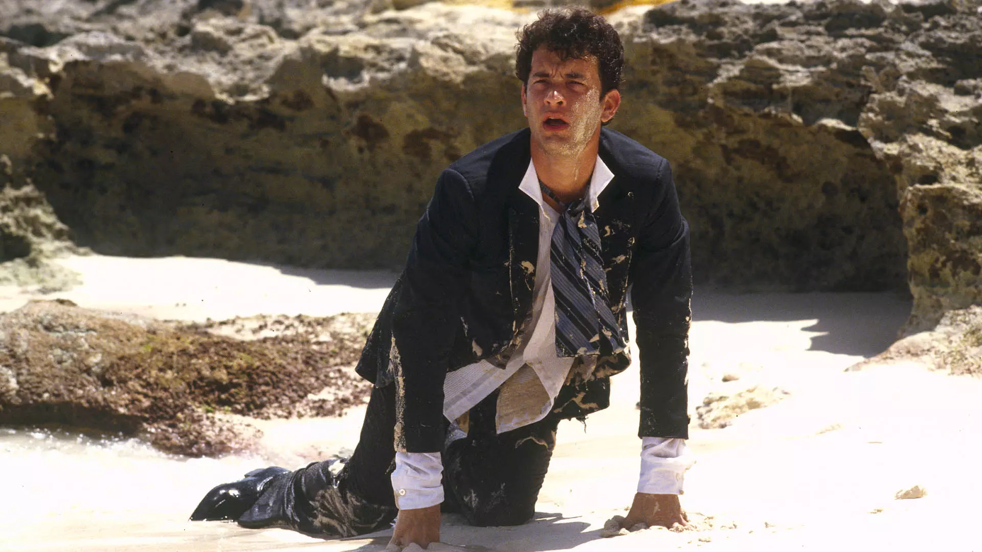 تام هنکس در یک ساحل در فیلم Splash
