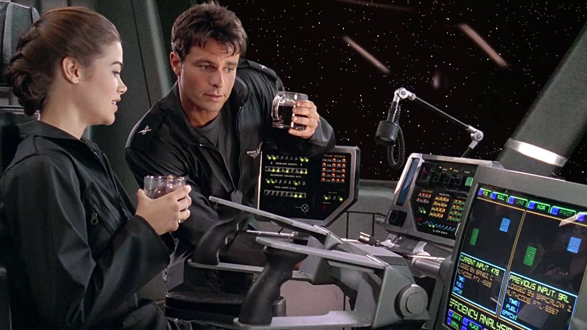 دو بازیگر اصلی فیلم Starship Troopers در حال کار کردن با سفینه فضایی