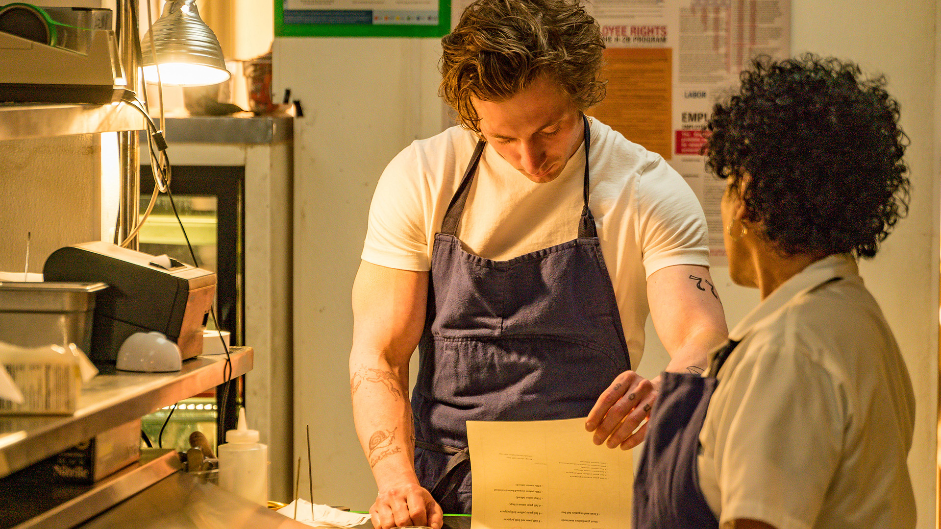 جرمی آلن وایت در نقش کارمن برزاتو در سریال The Bear سرآشپز و رئیس یک رستوران کوچک است